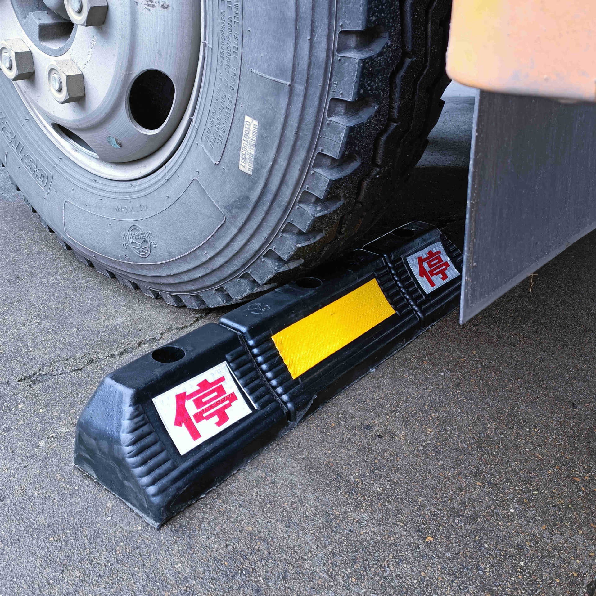 五年质保 车轮定位器停车位地桩橡塑挡车器止退限位器 橡胶阻车器