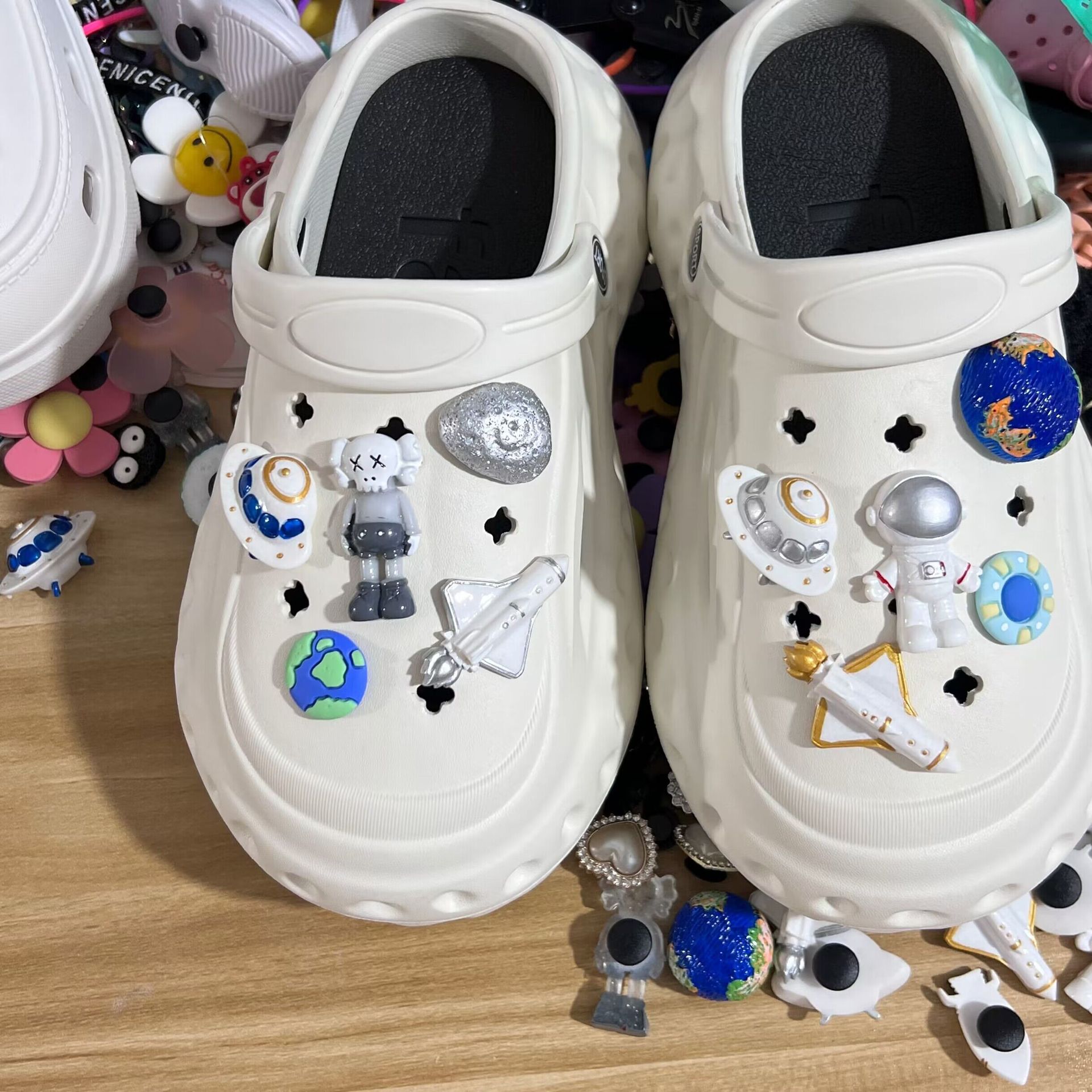 Hole Shoes Accessories DIY Shoe Buckle Planet Spaceman Robot Astronaut All-Match Accessories Cute Personality Shoe Ornament