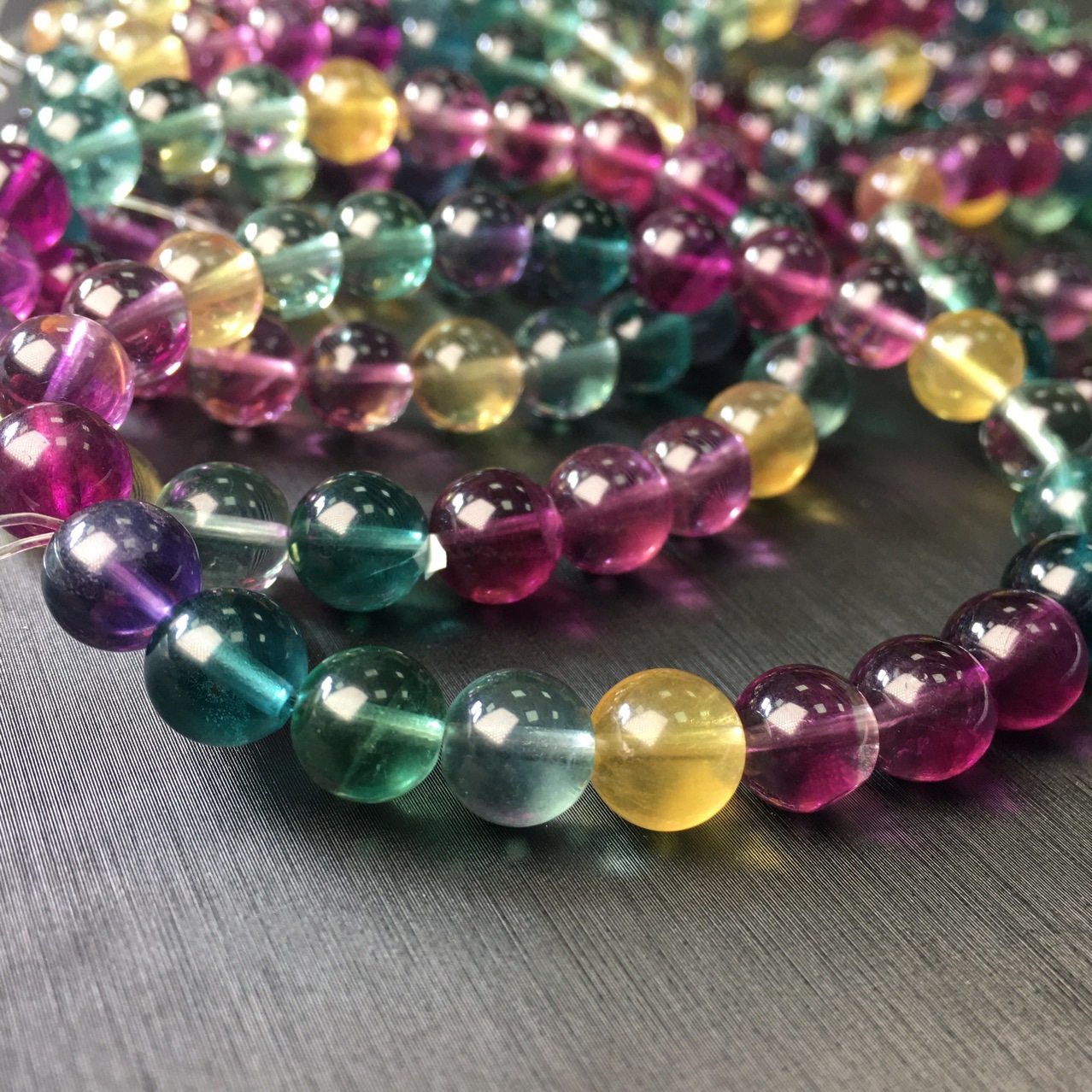 天然萤石手串女彩虹渐变色莹石手链像糖果色七彩透体水晶批发市场