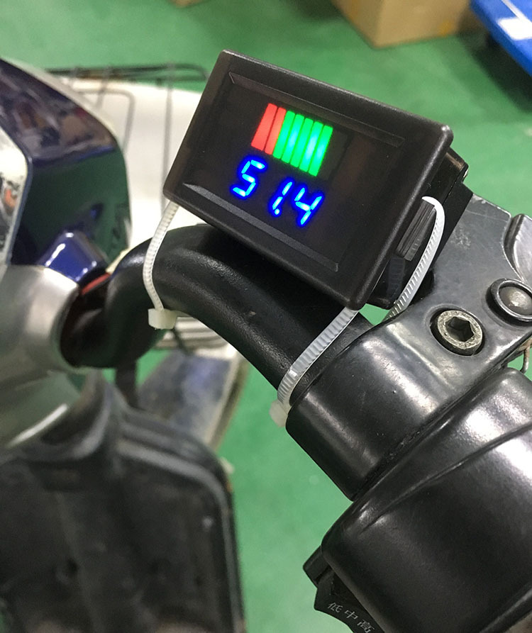 电动车电压电量显示表锂电池12v-60v电三轮电瓶车显示器防水多色