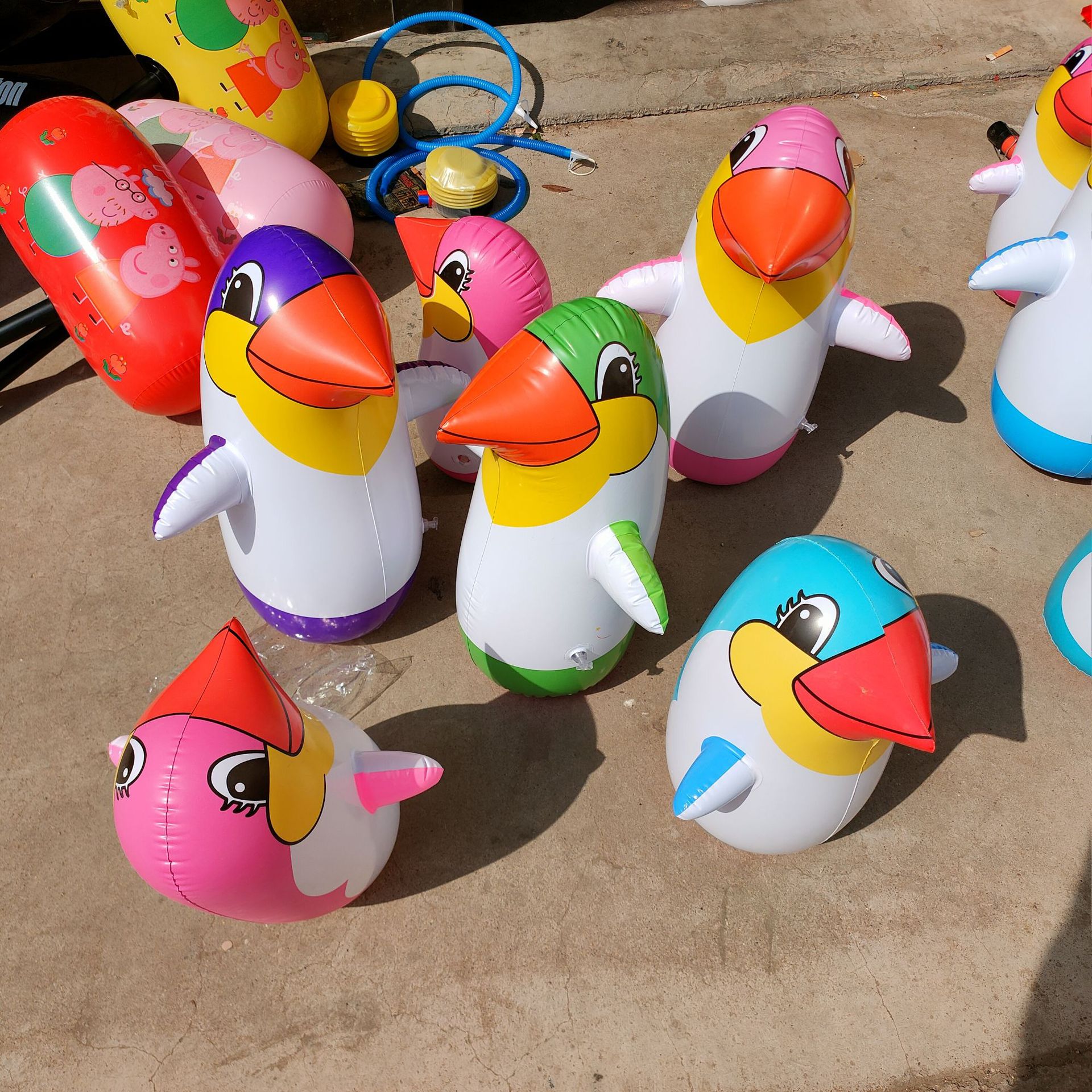 热卖充气不倒翁小企鹅pvc卡通玩具 地摊景区夜市庙会广场厂家批发