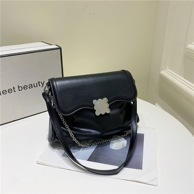 2022 New Fashion Shoulder Bag High-Grade Underarm Women's Bag Summer Casual Handheld Versatile Niche Messenger Bag