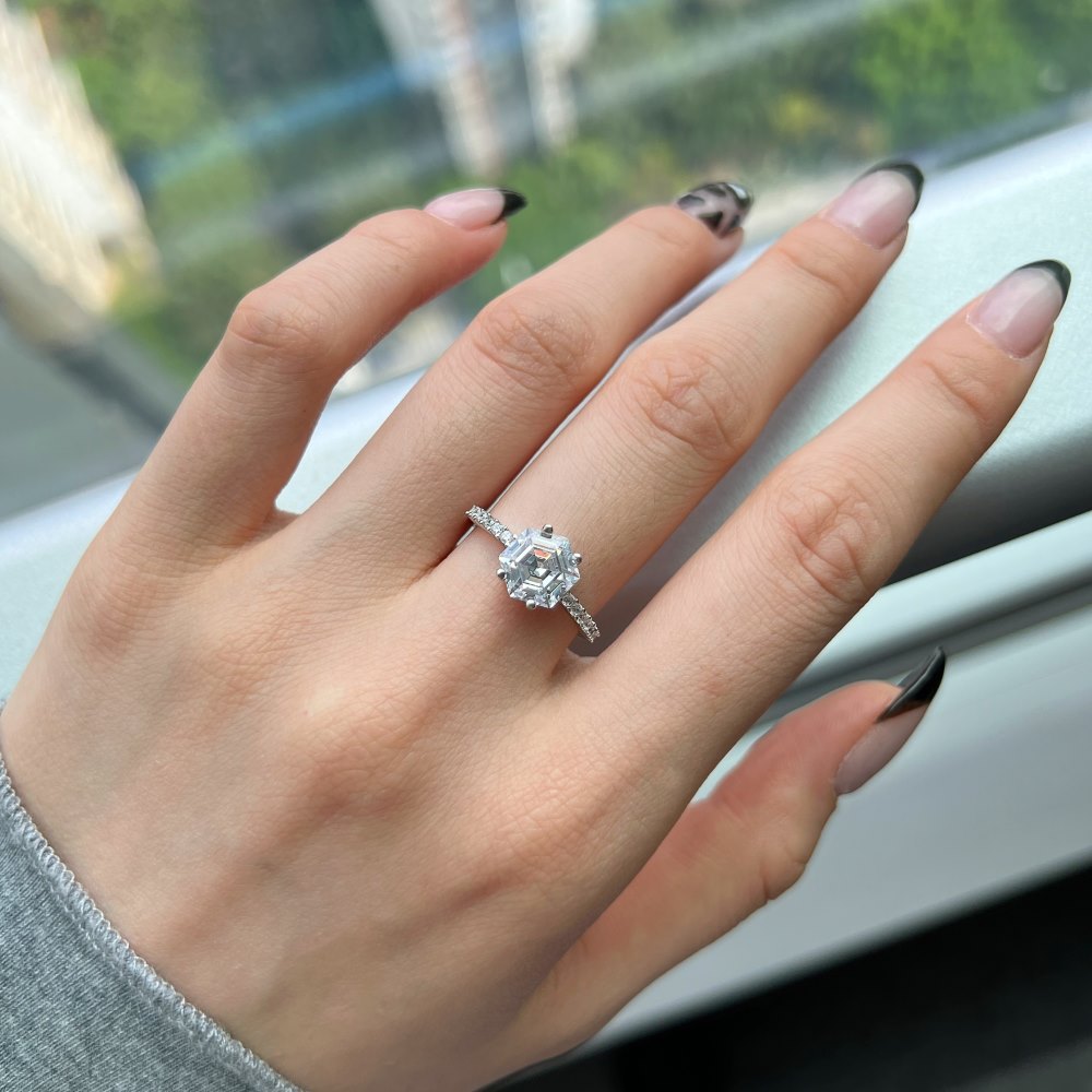 s925纯银锆石戒指镶钻冰花切六边形仿真钻一克拉钻戒指环女订婚戒