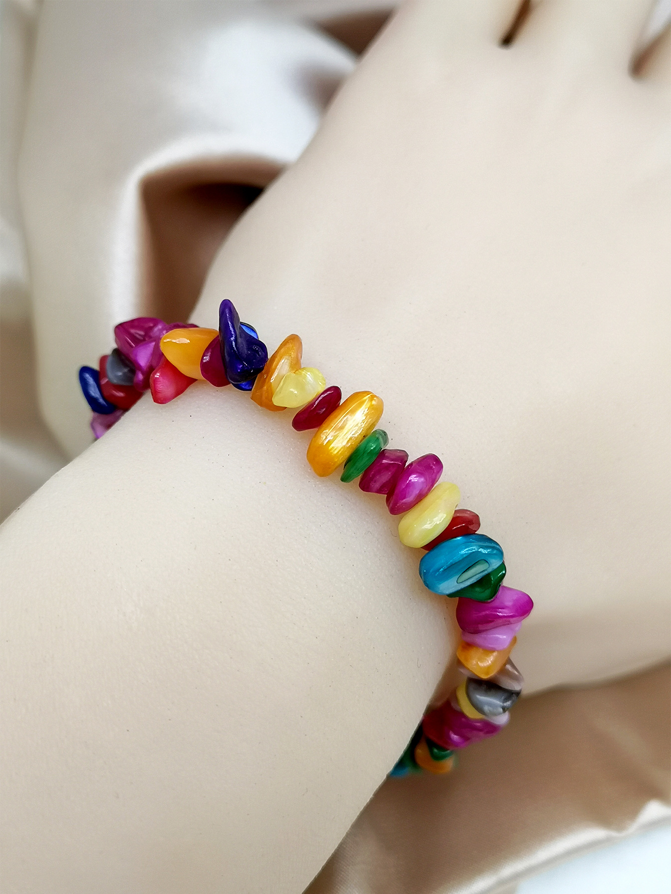 荣钰时尚彩色天然石手链多色可选不规则碎松石彩贝闪光石手串批发