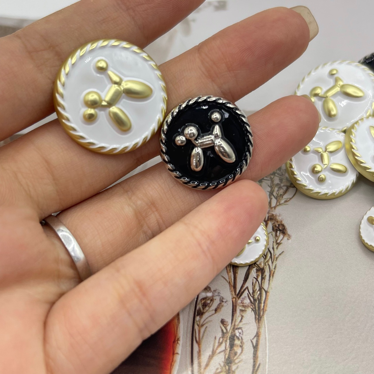 女2025新款手缝扣女装大衣饰品可爱小狗图案点黑白油的高脚扣