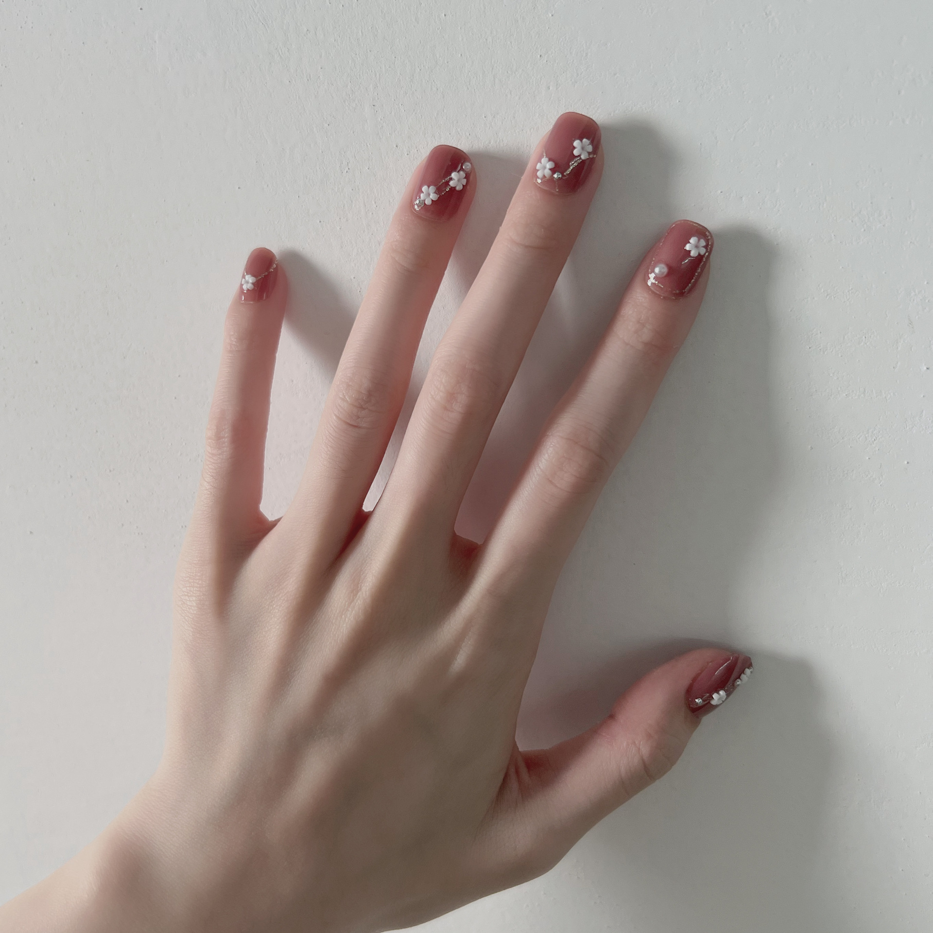 短款花瓣珍珠美甲温柔显白豆沙色穿戴甲可拆卸美甲贴成品指甲甲片