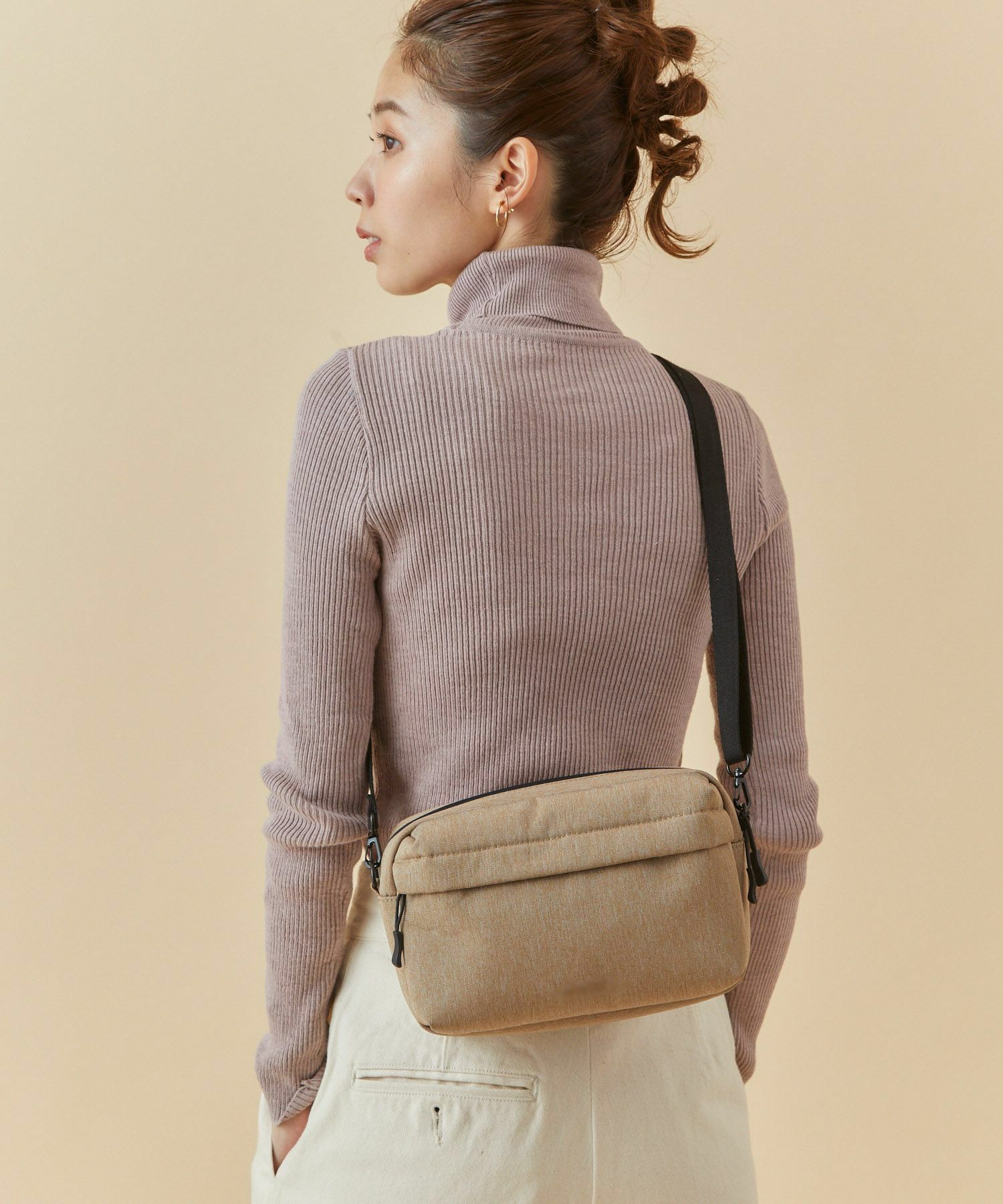 日本轻便斜挎包便携逛街单肩包斜背简约纯色情侣包包女手机包旅行