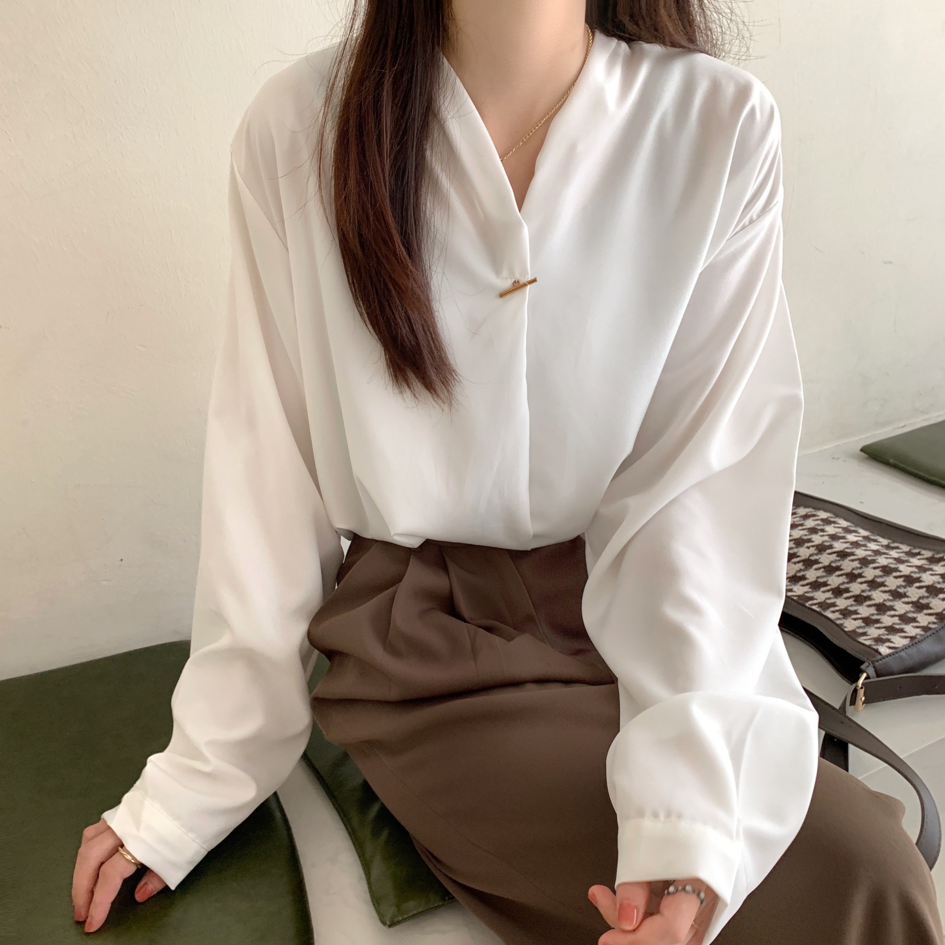 v领衬衫女装2022新款设计感小众长袖法式温柔风气质别致上衣服潮