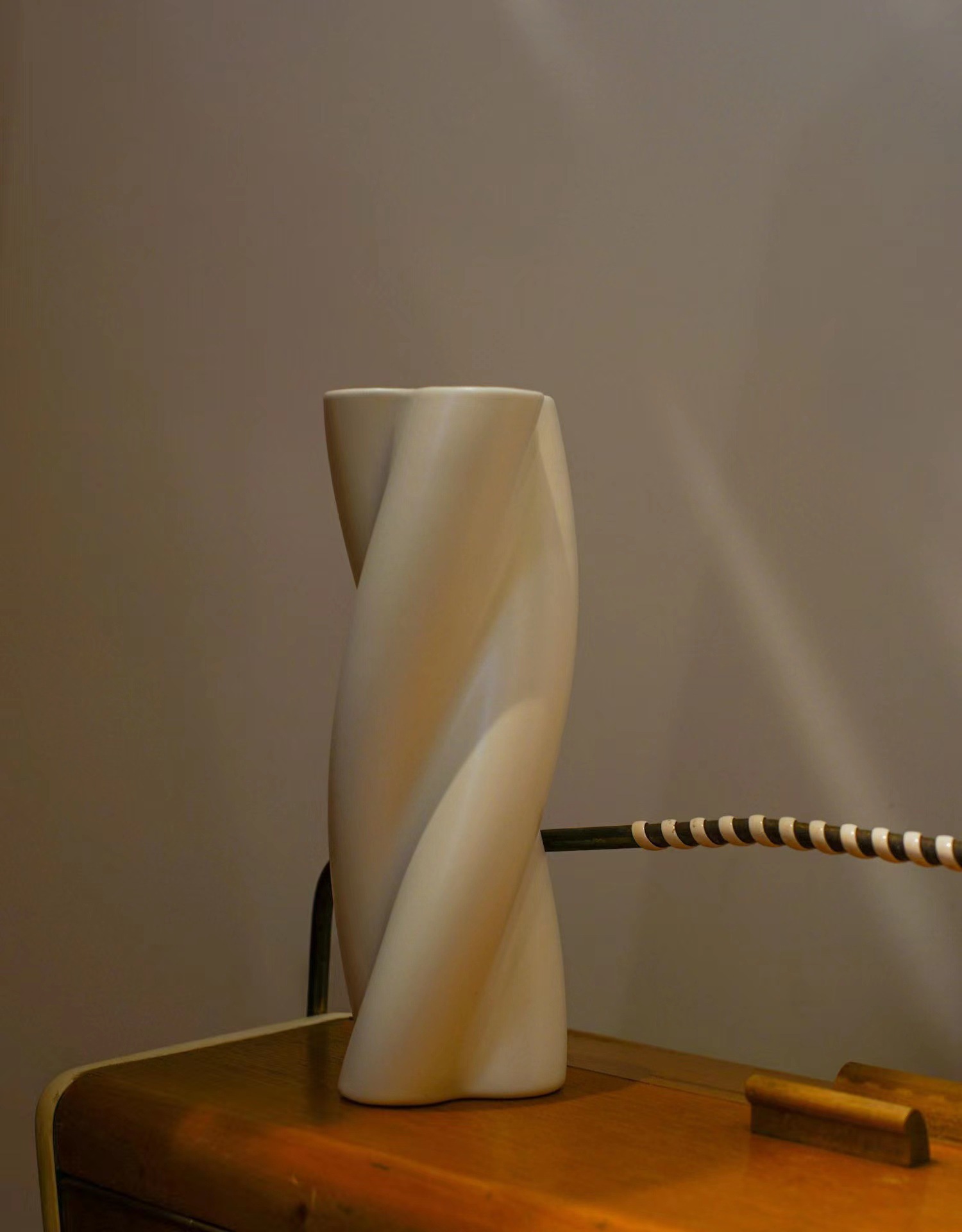 北欧ins花瓶简约现代轻奢陶瓷花瓶插花器家居艺术摆件花瓶扭结瓶