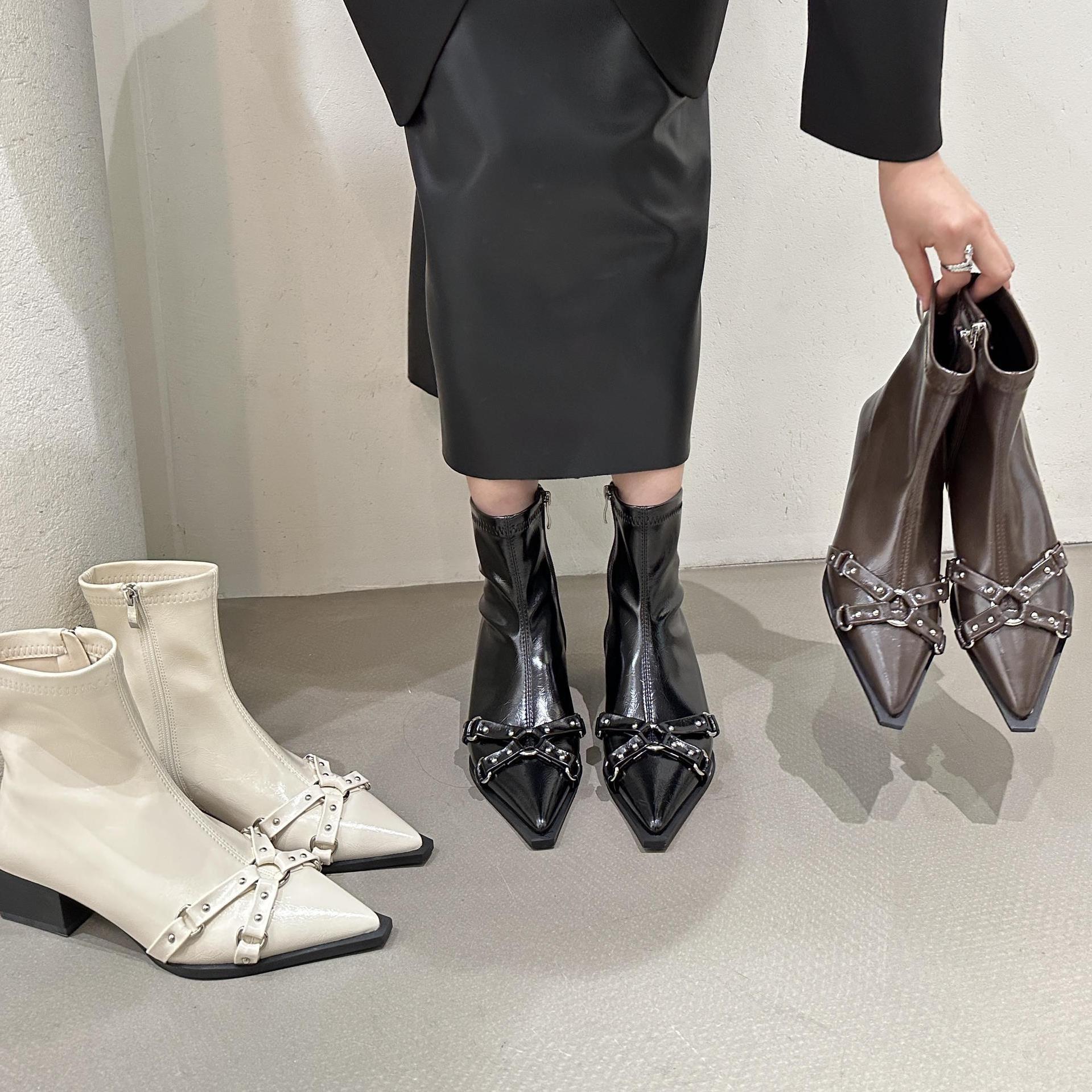 英伦2023秋冬新款漆皮时尚交叉扣显瘦短筒靴尖头粗跟低跟短靴