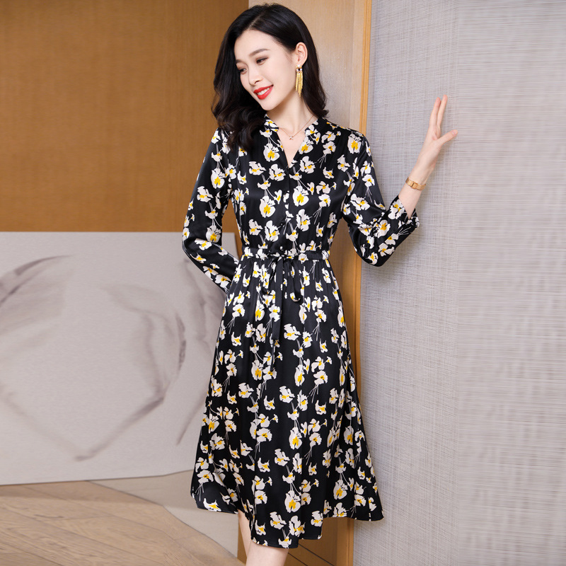桑蚕丝连衣裙2024夏季新款长袖收腰显瘦复古温柔桑蚕丝中长裙子