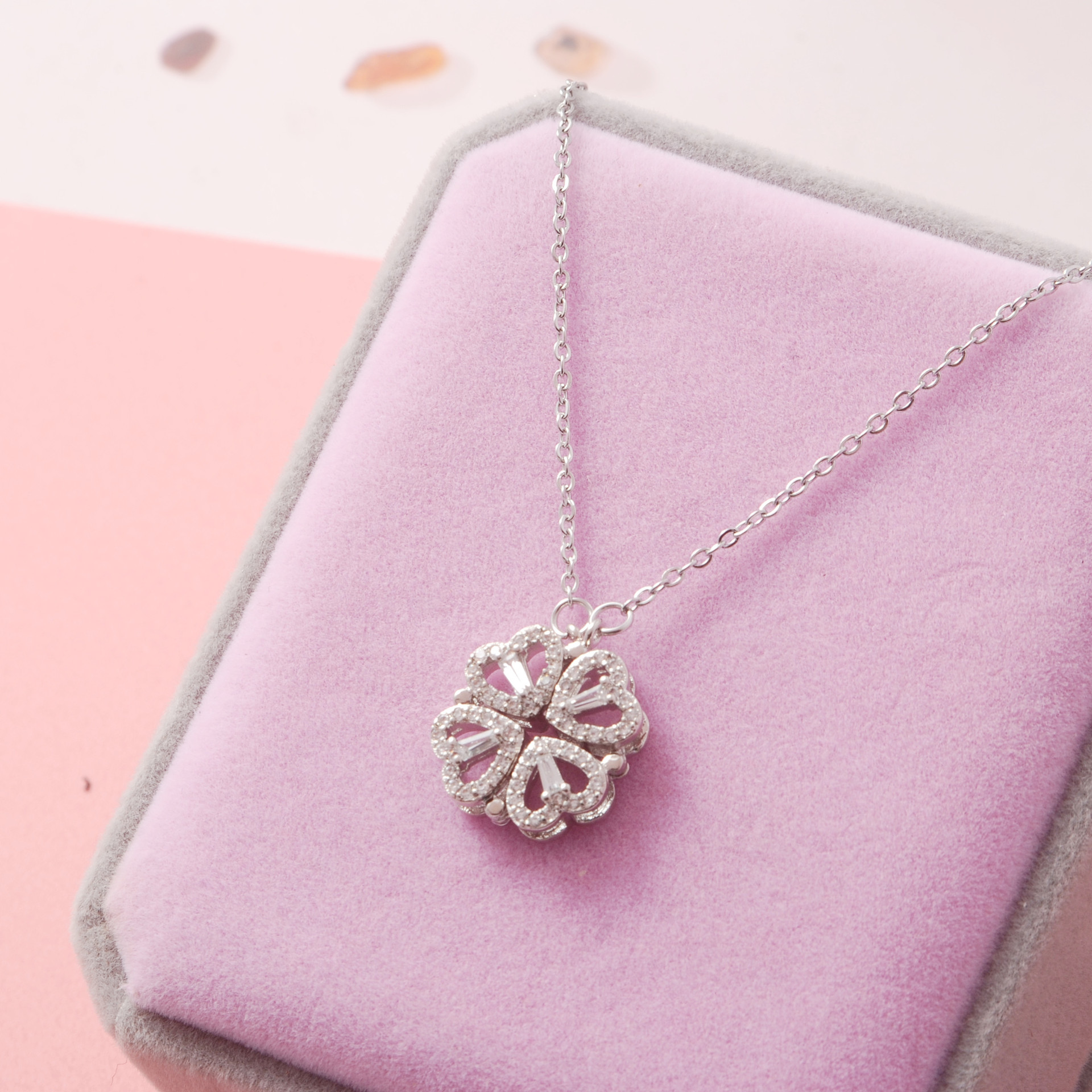 一款多戴满镶爱心四叶草折叠项链钛钢不掉色磁铁多宝盒创意锁骨链