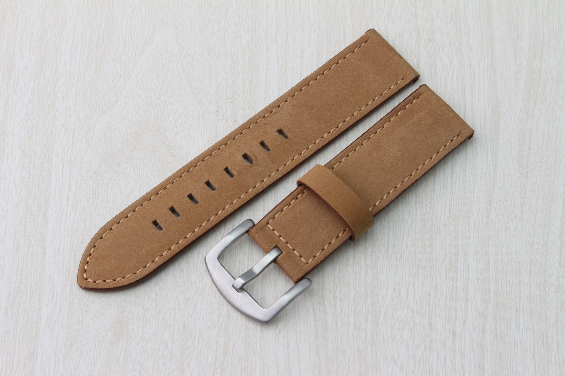 颜色:各色底皮:磨砂真京面皮:疯马磨砂皮名称:真皮表带棕色复古疯马