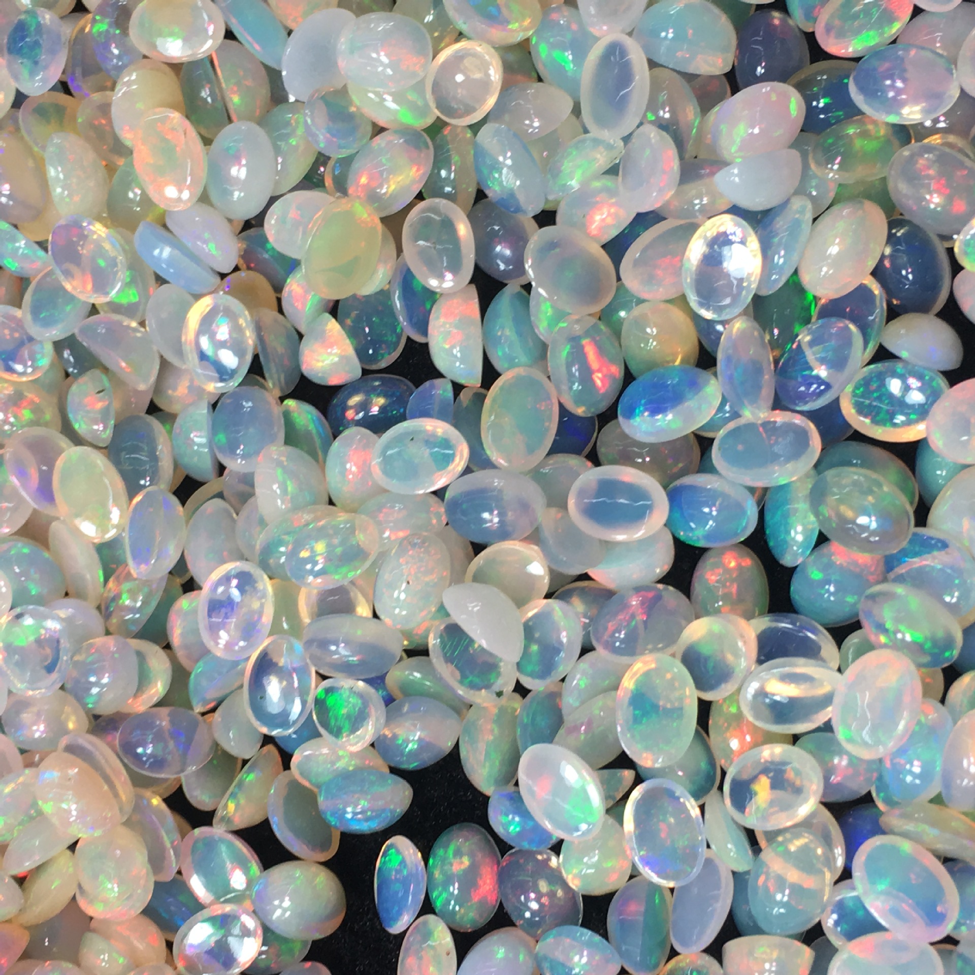 天然欧泊石椭圆形裸石戒面耳坠配饰祖母绿斑彩色晶体鲜艳闪爆品质