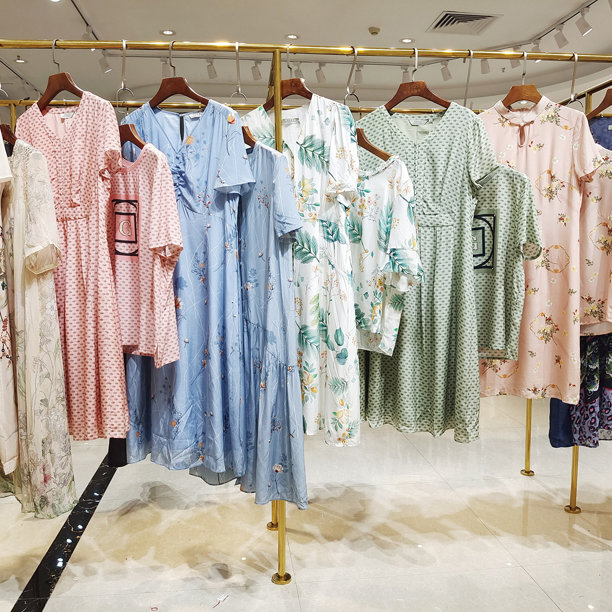 女装品牌新款批发歌蒂雅诗真丝23年夏款一手货源实体店直播-阿里巴巴