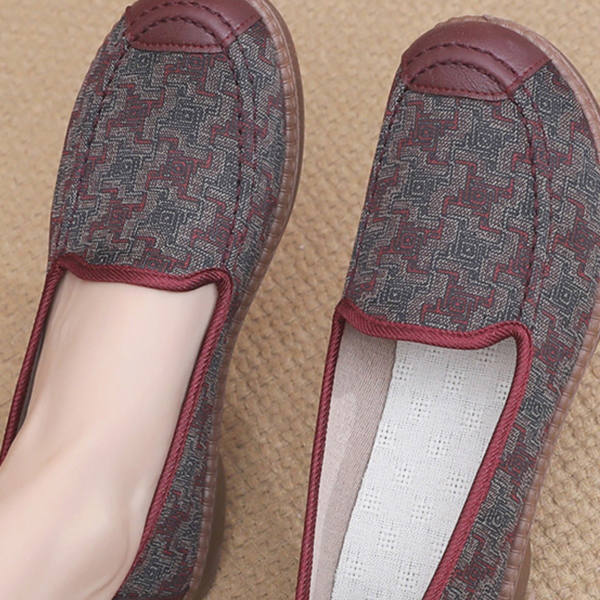 老北京布鞋春秋女款防滑老年人单鞋复古奶奶鞋大脚骨宽松老太太鞋