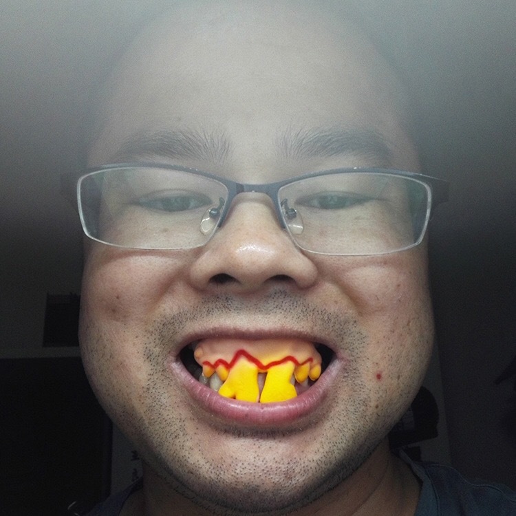 万圣节假牙 龅牙吸血鬼牙齿僵尸门牙 搞笑搞怪整蛊塑胶软牙套现货
