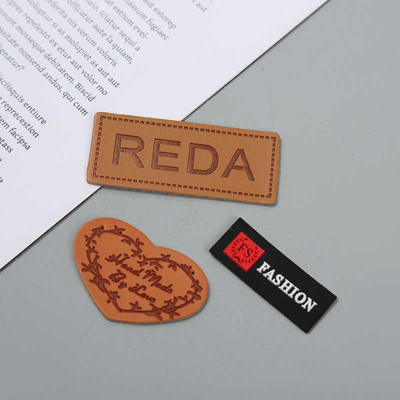 箱包印花皮标滴塑标 商标pu皮标皮牌配件 橡皮塑料标鞋帽服装批发