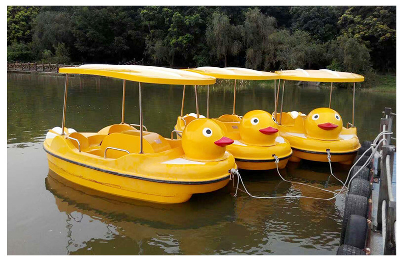 佛山户外水上游艺4人大黄鸭脚踏船景区公园休闲家庭式小型休闲船