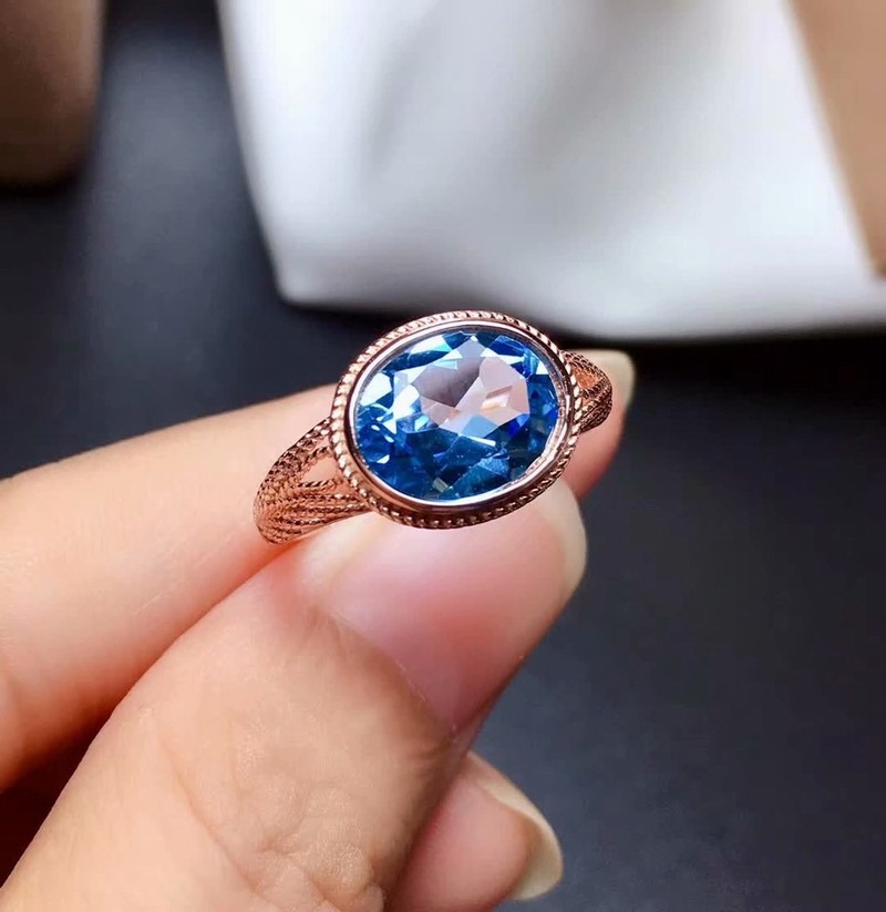 瑞士蓝天然托帕石戒指女925纯银镀金蓝色宝石无爪包镶开口闪亮