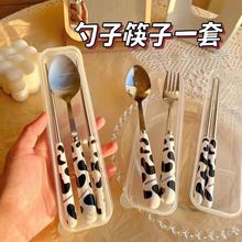 可爱奶牛日式创意套装不锈钢仿瓷勺子叉筷子三件套便捷餐具收纳盒