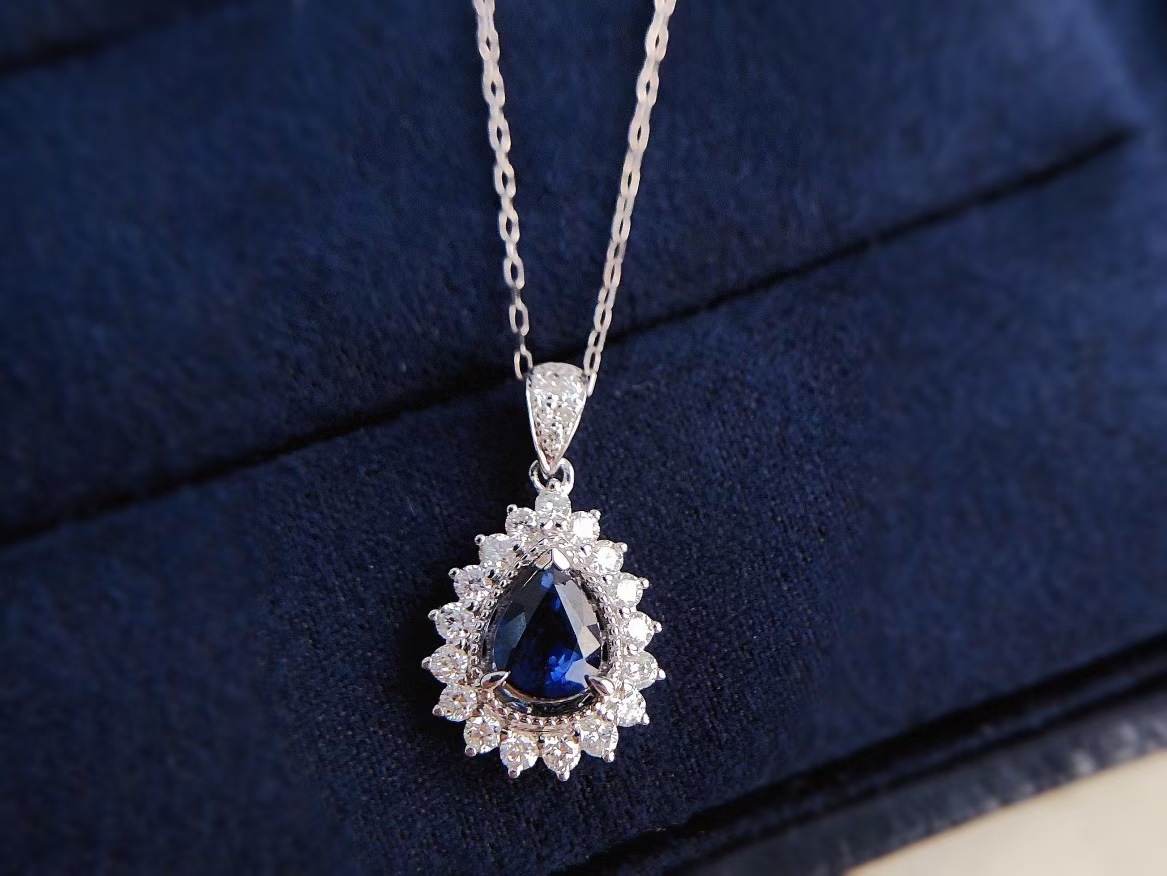 18k金镶嵌蓝宝石水滴形吊坠 24分钻石 搭配925银项链 手镯