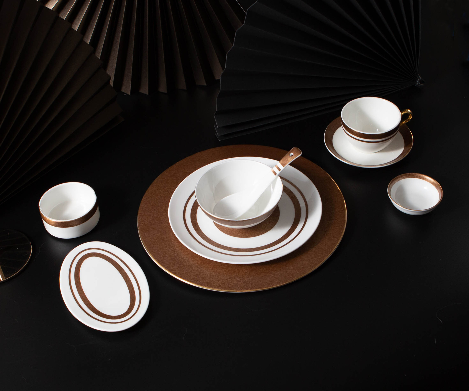 跨境 皮纹摆台骨瓷餐具简约手描金陶瓷盘样版房摆件可加印logo