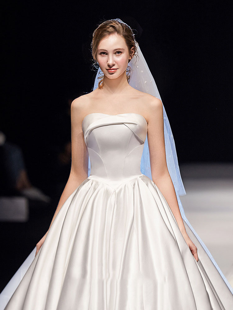 白色法式重工主婚纱2023新款绸缎面抹胸复古宫廷风晚晚同款主婚纱