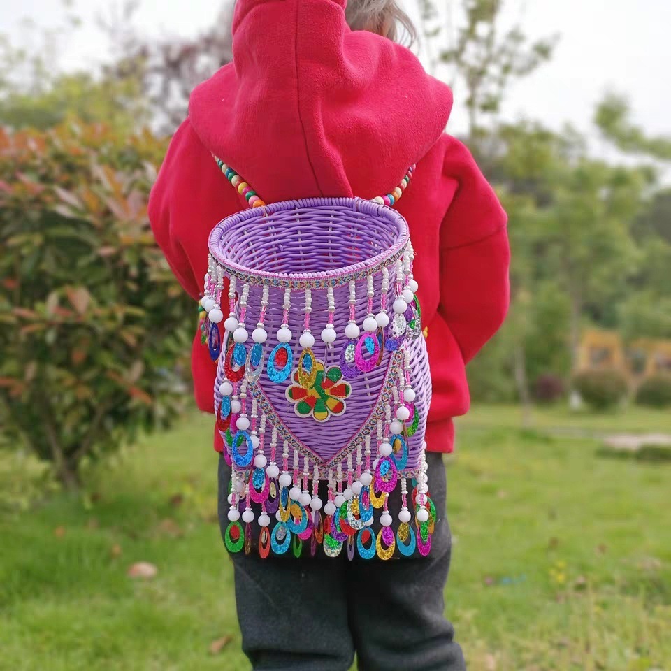 儿童小背篓新款色儿童小背篓可爱民族风铃铛绣花宝宝彩色双肩背篓