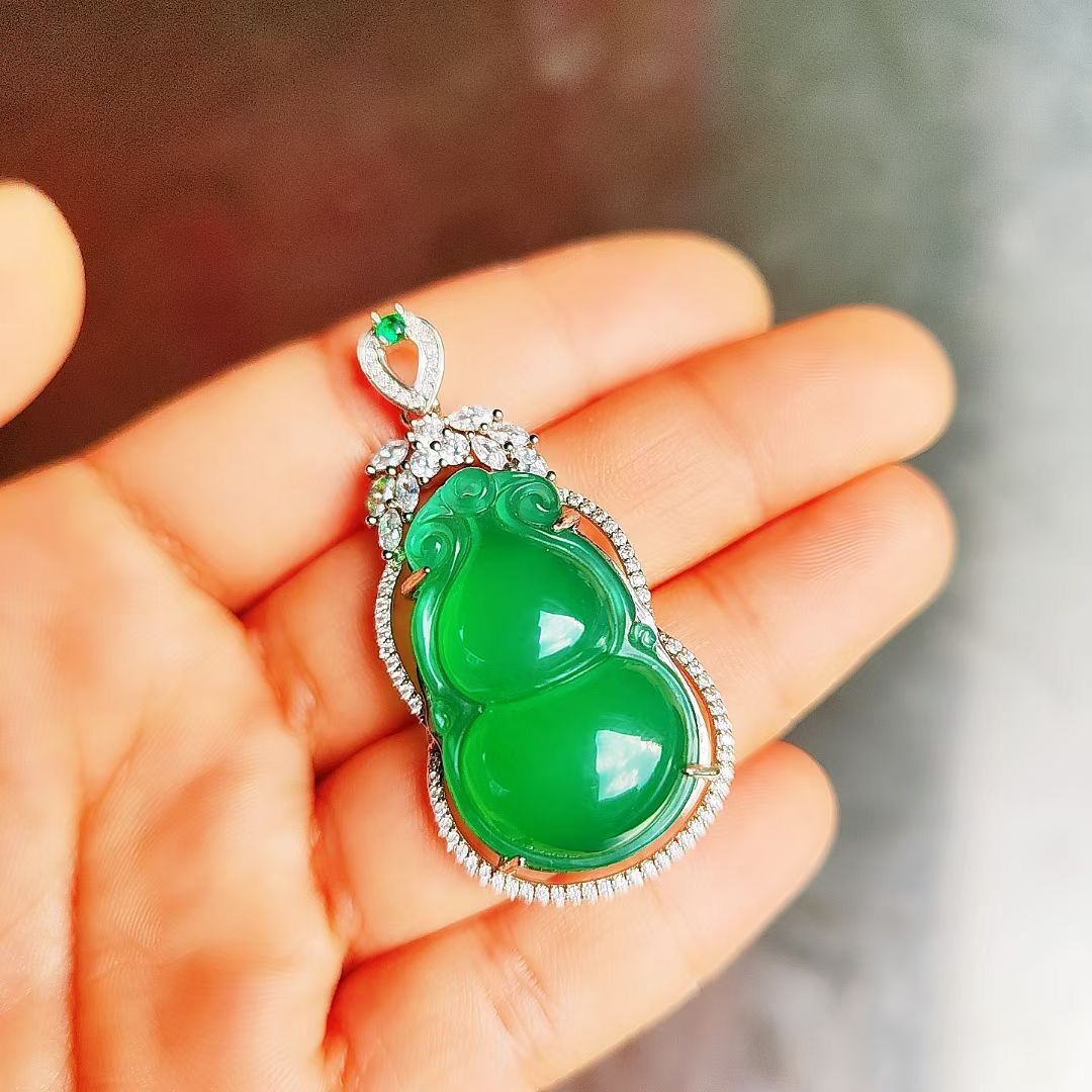 批发高冰荧光女款绿玉髓玛瑙阳绿葫芦冰种吊坠项链翡翠菠菜绿镶嵌