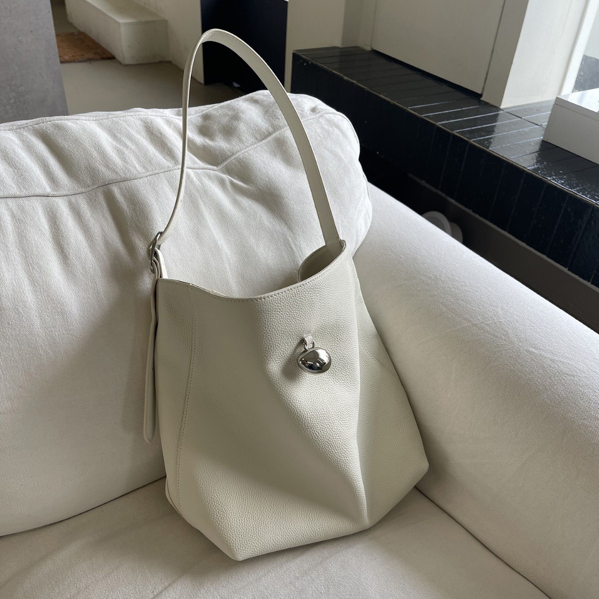 锁扣水桶包~小众高级togo小牛皮腋下包韩版通勤简约大容量单肩包