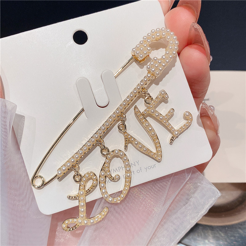 Style Creative Personality Letter Pearl Love Brooch Female Classic Style Versatile Brooch Pin New Products in Stock