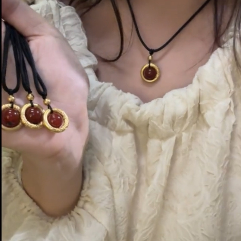 新款平安红豆项链女吊坠简约闺蜜高颜值轻奢相思情侣转运项圈配饰