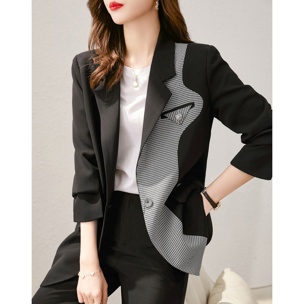 小西装女2021秋冬新款时尚通勤气质休闲撞色外套拼接后开叉西装女