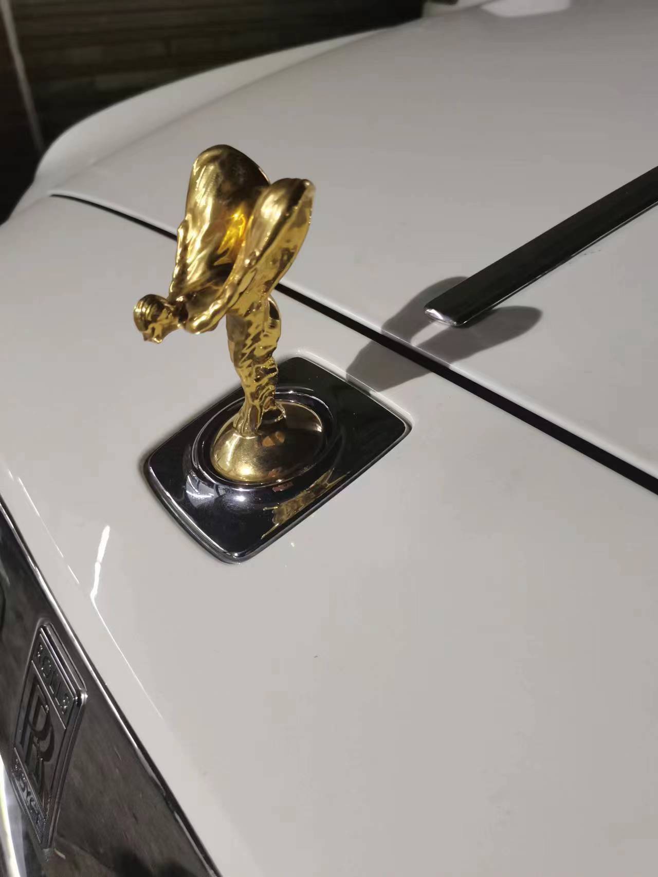 适用劳斯莱斯车标小金人水晶标黑天使bb版中网套件rr标叶子板车标