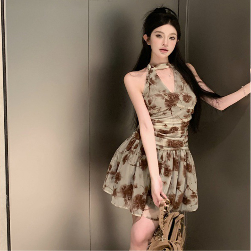 复古挂脖连衣裙女夏季v领a字短裙小个子纯欲网纱甜美露背裙子