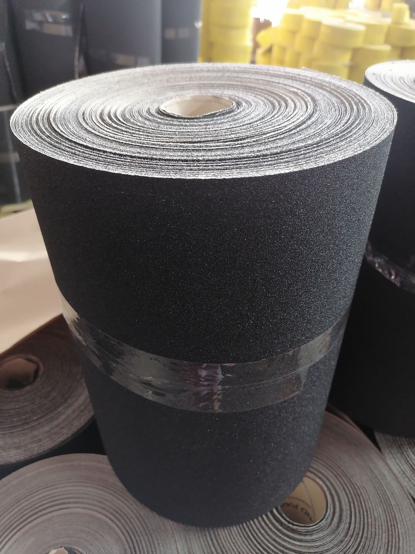 工厂e级砂带原纸 黑色 砂纸卷 300mm宽超柔软耐水黑色红色砂纸卷