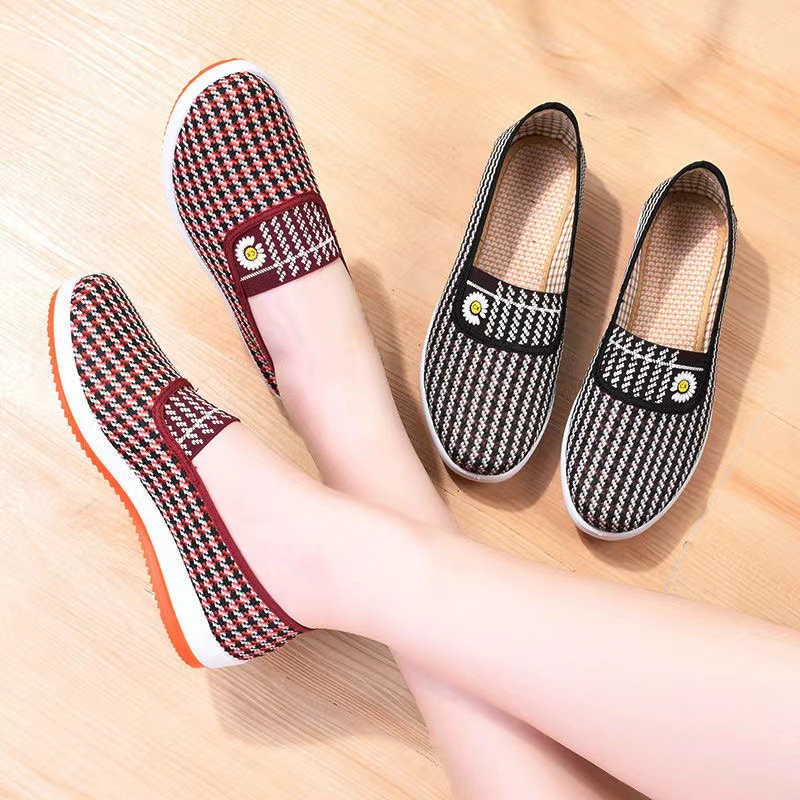 Spring and Summer New Old Beijing Cloth Shoes Women's Middle-Aged and Elderly Granny Shoes Soft Bottom Comfortable Non-Slip Breathable Mom Flat Shoes