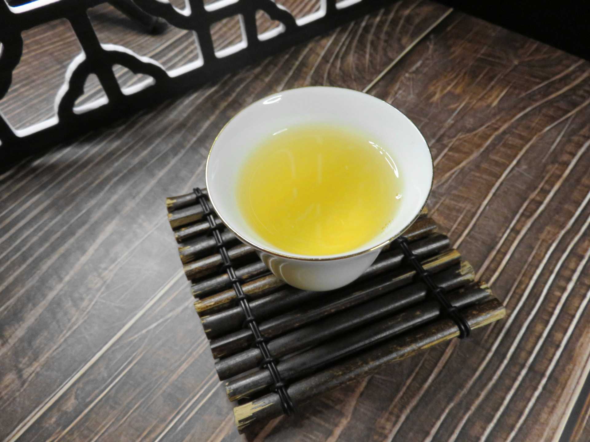 南糯山古树白茶,福鼎白茶工艺制作,它不经杀青揉捻,而是采用自然萎凋.