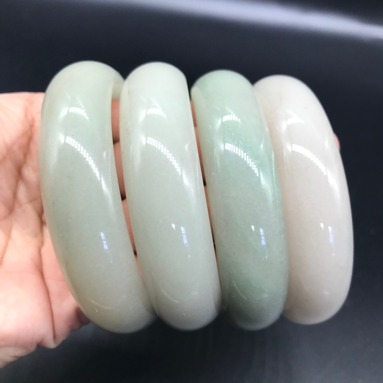 天然内蒙佘太翠透水料飘绿手镯佘太翠玉手镯直播供货量大从优