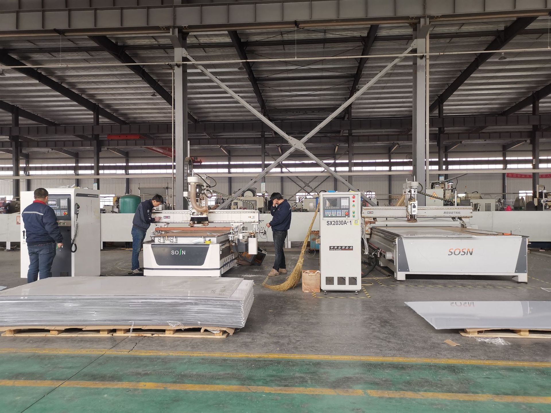 铝瓦楞板异形切割设备 铝板下料机 动车车厢板加工设备pvc板异型