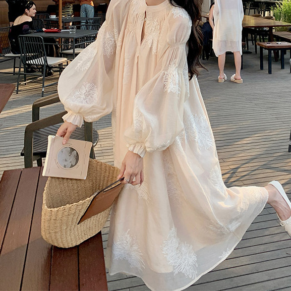 法式刺绣感灯笼袖连衣裙女中长款2024春新款温柔风绝美仙女裙