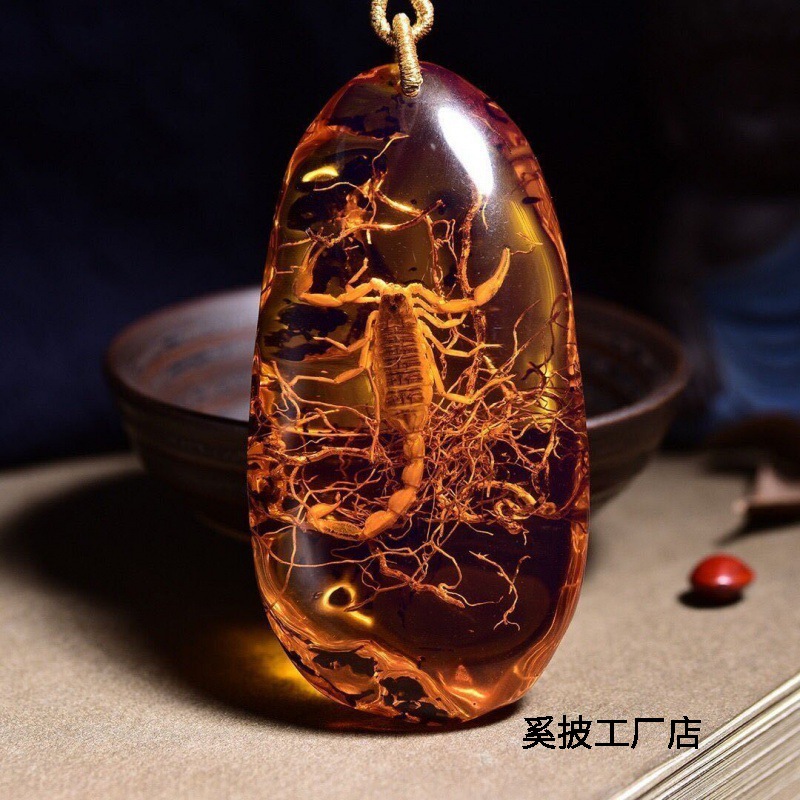 新款民族风昆虫琥珀吊坠蝎子化石蜜蜡项链男女蝴蝶毛衣链挂件批发