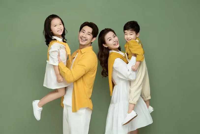 21新款亲子装影楼摄影全家福拍照服装展会影楼服饰一家人合影衣服