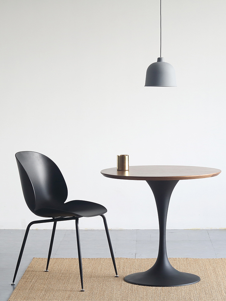 工厂直发北欧轻奢郁金香圆桌子家用小户型实木餐桌圆形咖啡厅奶茶