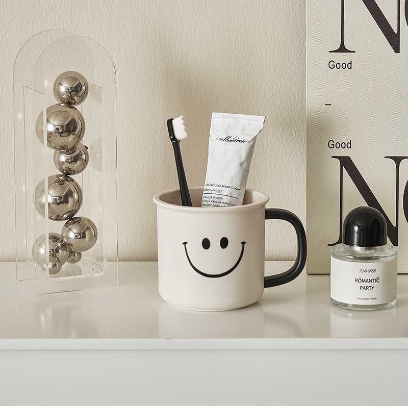 M57 Creative Mouthwash Cup New Toothbrush Cup Portable Plastic Mouthwash Cup with Handle Smiley Face Toothbrush Cup for Children