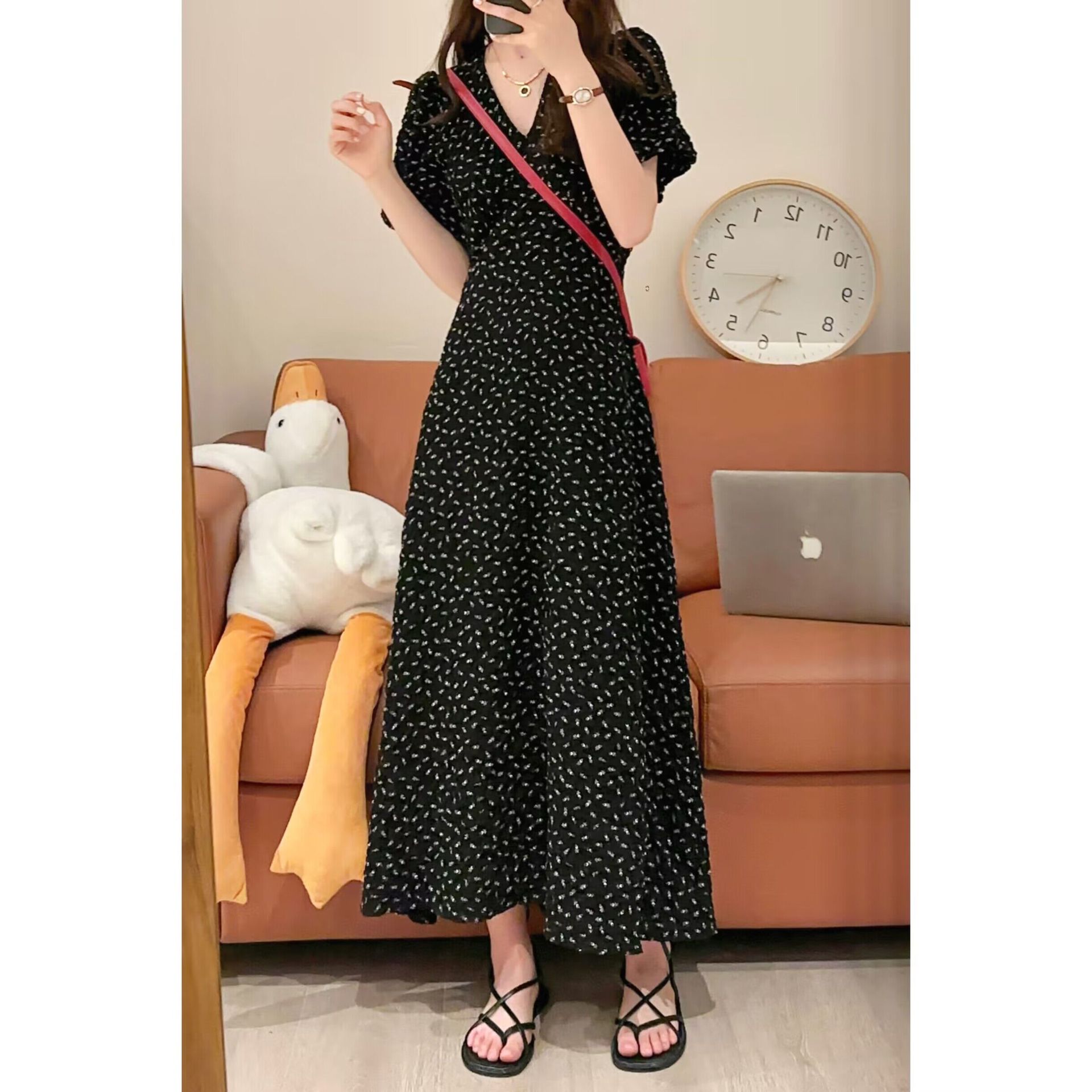 French Style Short Sleeve Overknee Dress Black Floral Women's Summer 2023 New Slimming V-Neckline Dress