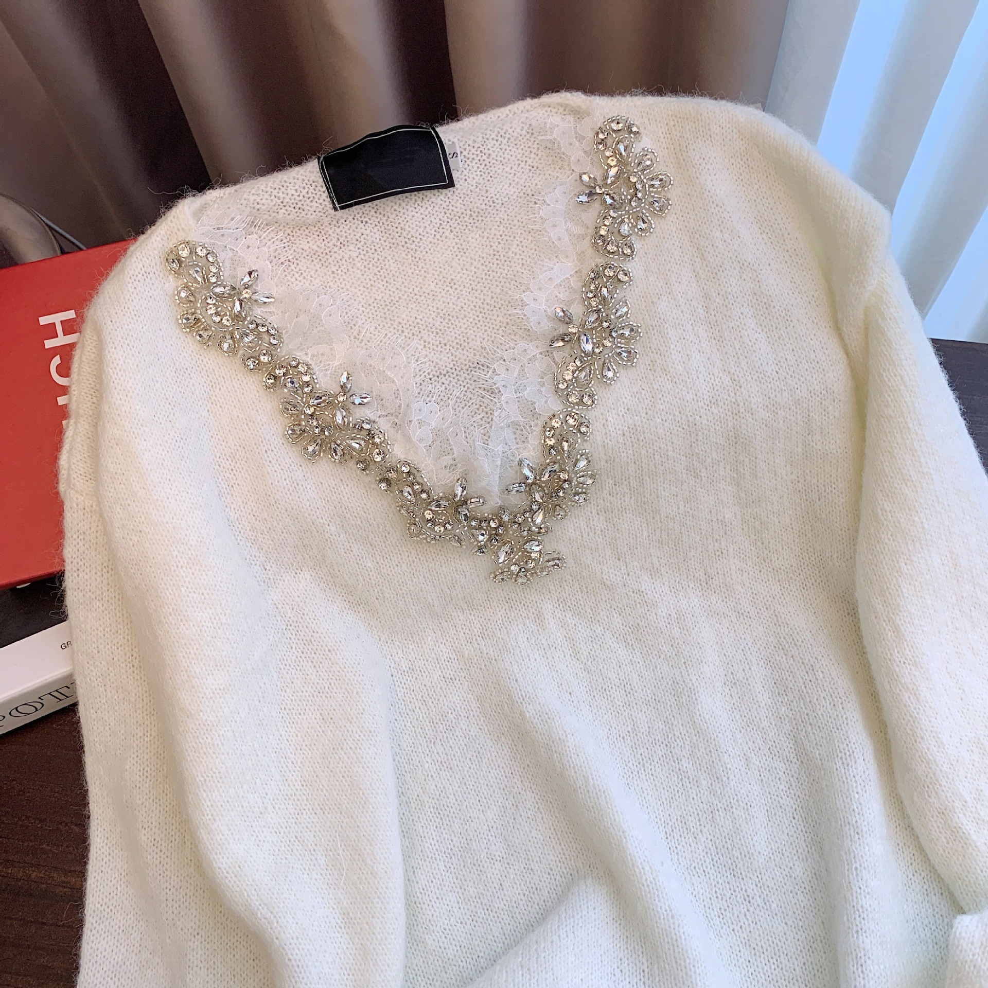 重工水钻蕾丝拼接软糯针织上衣宽松v领毛衣女秋冬名媛镶钻温柔风