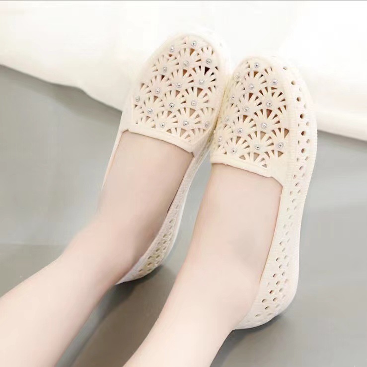 New Summer Closed Toe Flat Hole Shoes Mom Shoes Fashion Nurse Shoes Non-Slip Bathroom Sandals for Women