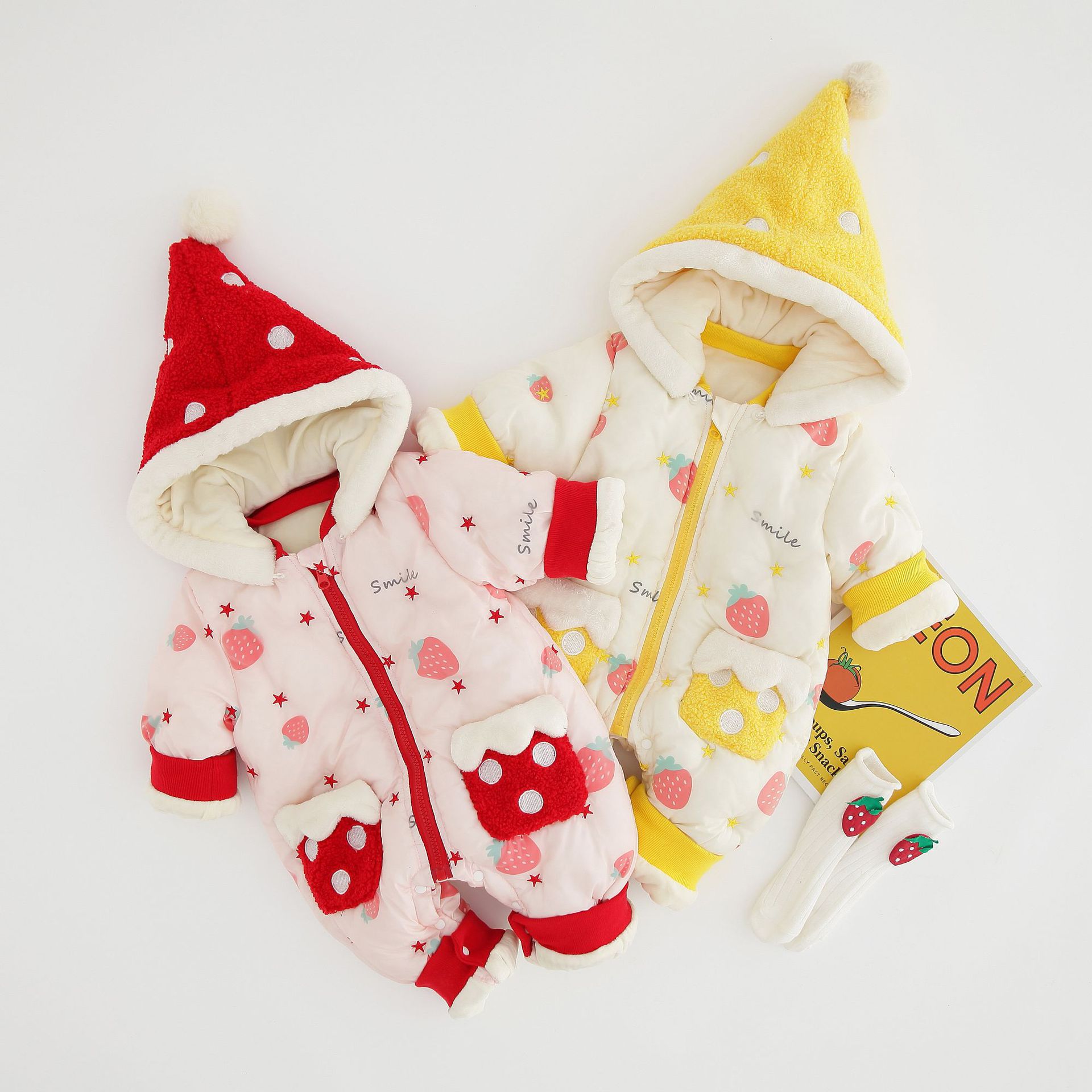 连帽可拆卸 女宝宝草莓连体衣外出服一件过冬加厚0-2岁婴儿装哈衣